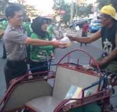 Polisi Vs Bonek Bagi Takjil Dihibur Iwak Peyek