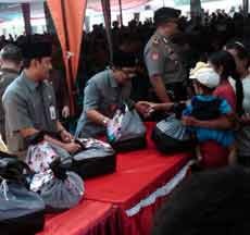 Pembagian Sembako Untuk 5.000 Warga Miskin Diwarnai Ketegangan