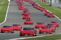 Sebanyak 60 unit Ferrari F40 berjalan mengitari sirkuit Silverstone Grand Prix di Silverstone Classic. (dok Silverstone Classic).