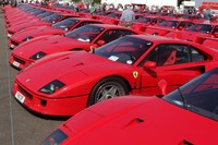 Sebanyak 60 unit Ferrari F40 kumpul di sirkuit Silverstone Grand Prix untuk 25 tahun kelahiran mobil super Italia ini ke dunia. (dok Silverstone Classic).