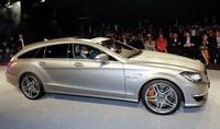 Tentunya dalam membangun mesin tersebut, mereka tidak sendirian, melainkan ditemani oleh master mechanic dari AMG (bengkel performance Mercedes-Benz) yakni Jens Zeitke. Mereka merakitnya saat mengunjungi pabrik AMG 18 Juli lalu. (dok Daimler)