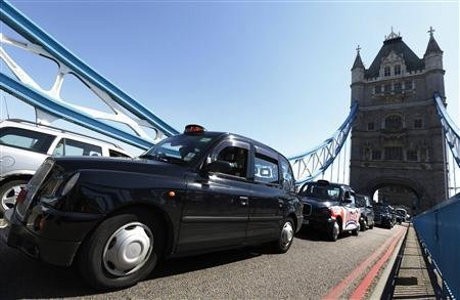 Protes Olimpiade, Seorang Sopir Taksi Lompat dari Jembatan