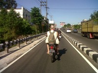 Tidak mempunyai helm atau tidak tahu peraturan di Indonesia? (Foto Alek Kurniawan).
