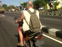 Dengan santai, bule ini mengendarai motornya di Yogyakarta. (Foto Alek Kurniawan).