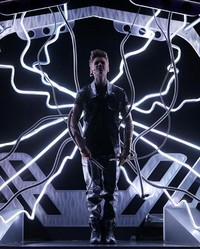 Justin Bieber membuka penampilannya dengan Boyfriend. (Reuters/Mario Anzuoni).