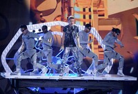 Aksi Justin Bieber di acara Teen Choice Awards 2012 yang digelar di Gibson Amphitheatre, California, Minggu (22/7/2012). (Kevin Winter/Getty Images).