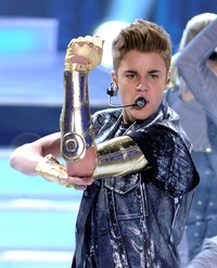 Justin Bieber berkostum futuristik serba metalik. (Kevin Winter/Getty Images).