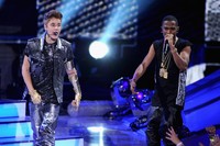 Justin menggandeng Big Sean di lagu As Long As You Love Me. (Kevin Winter/Getty Images).