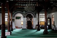 Masjid Hidayatullah merupakan salah satu masjid dengan sentuhan budaya Thionghoa. Salah satu sumber sejarah menyebut masjid ini dibangun pada tahun 1747 di atas lahan wakaf pengusaha batik Mohamad Yusuf yang tinggal di daerah Karet.