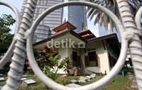 Masjid ini menjadi saksi bisu perjuangan para pahlawan saat melawan penjajah. Saat penjajahan dulu sering dipakai sebagai tempat mengatur strategi. Dua menara menjulang tinggi di kanan dan kiri pintu masuk masjid dulunya juga dipakai untuk mengintai musuh. Melalui masjid inilah pengiriman senjata ke daerah Karawang dan Cikampek dilakukan.
