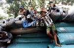 Keceriaan Anak-anak Pinggiran Saat Bermain