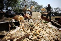 Aksi tersebut dilakukan sebagai bentuk protes naiknya harga kedelai.