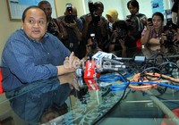 Ketua Komisi XI  dari Fraksi PDI Perjuangan Emir Moeis memberikan keterangan pers di ruang kerjanya di Gedung DPR, Senayan, Jakarta, Rabu (25/7/2012).Ramses/detikcom