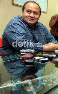 Emir Moeis memberikan keterangan pers sehubungan ditetapkan dirinya menjadi tersangka dalam kasus PLTU Tarahan oleh KPK.Ramses/detikcom