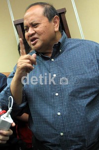 Selain di kasus PLTU ini, nama Emir Moeis juga sering disebut dalam kasus suap cek pelawat pemilihan Deputi Gubernur Senior Bank Indonesia. Politisi PDI Perjuangan itu disebut menerima jatah cek pelawat Rp200 juta. Ramses/detikcom