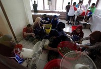 Petugas catering membungkus makanan dalam kemasan stereofoam. Tiap tahun agenda berbuka puasa bersama selalu dinanti karena memberi kesan tersendiri.