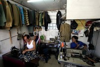 Penjahit menyelesaikan pakaian-pakaian pesanan. Meski perayaan hari raya Idul Fitri masih tiga minggu lebih, namun sejumlah penjahit mulai kebanjiran order.