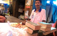 Harga tempe di pasar tradisional tidak mengalami kenaikan, namun ukurannya saja yang mengecil. (M Nur Abdurahman/detikcom).