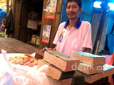 Pedagang Tempe di Makassar Tetap Berjualan