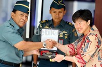 Kepala Staf Angkatan Laut Laksamana TNI Soeparno (kiri), menyerahkan cinderamata kepada Presdir dan CEO Bank OCBC NISP Parwati Surjaudaja (kanan), usai melakukan penandatangan kesepakatan bersama tentang pemberian bantuan beasiswa untuk putra-putri anggota TNI Angkatan Laut.