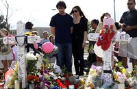 Christian Bale dan sang istri, Sandra Blazic terlihat mengunjungi tempat kejadian penembakan di Century 16, Aurora, Colorado, Amerika Serikat, Selasa (24/7/2012). (Joshua Lott/Getty Images).