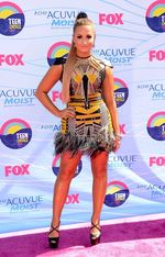 Gaya Futuristik Demi Lovato