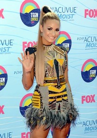 Gaya futuristik Demi. (Jason Merritt/Getty Images).