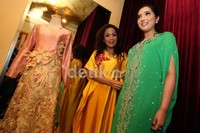 Desainer kondang Amy Atmanto mencoba mendesain dan menghadiahkan kaftan berwarna hijau itu kepada Ashanty.
