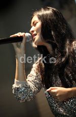 Senyum Manis Raisa