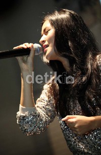 Raisa membawakan beberapa lagu.