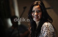 Senyum manis Raisa.