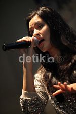 Senyum Manis Raisa