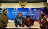 Menteri Perumahan Rakyat Djan Faridz (kiri) bersama Walikota Palembang  Eddy Santana Putra (kanan) menyaksikan penandatanganan kerjasama antara kemenpera dengan pemkot Palembang di Kantor Kemenpera, Jalan Raden Fatah, Jakarta Selatan, Rabu (25/7).