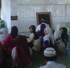 Makam Ulama Penyebar Islam di Majapahit Dibanjiri Peziarah