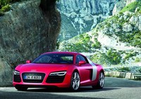 Perubahan terjadi pada bagian mesinnya, yang kini menggunakan V10 plus untuk model tertinggi, dan dengan transmisi 7-speed S tronic terbaru pada semua variannya. (Audi).