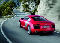 Lampu utama LED dan indikator lampu di belakang juga lebih dinamis. Headlamp untuk lampu besar dan kecil kini ditempatkan di atas dan di bawah lampu DRL (Daytime Running Light). (Audi).