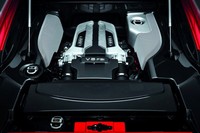 Untuk varian termurah R8 diperkuat dengan mesin 4.2 FSI V8 bertenaga 430-hp pada 7.900 RPM dengan torsi 317 lb-ft antara 4.500 dan 6.000 RPM. Tipe ini bisa melaju dari 0-100 km per jam dalam 4,3 detik dengan kecepatan maksimum 299 km per jam. Audi R8 V8 Spyder bisa berlari dari 0-100 km per jam dalam 4,5 detik dengan transmisi S tronic, dan 4,8 dengan transmisi manual. (Audi).