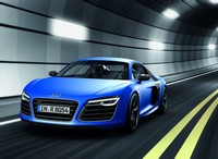 Audi R8 V10 memiliki kekuatan 525 tenaga kuda pada 8.000 RPM dan torsi 391 lb-ft pada 6.500 rpm.  Audi R8 V10 Coupe memiliki akselerasi 3,6 detik untuk menempuh kecepatan 100 km per jam dengan kecepatan maksimum 313 km per jam. (Audi).
