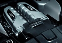 Mesin V10 yang terdapat pada Audi R8. R8 V10 Plus merupakan varian tertinggi yang menggunakan serat karbon yang sama pada R8 GT. (Audi).