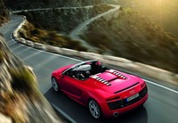 Audi R8 Spyder, Varian yang satu ini sanggup berlari dari 0-100 km per jam dalam 3,8 detik dengan dengan kecepatan maksimum 310 km per jam. (Audi).