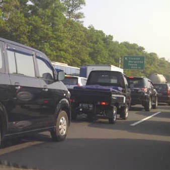 Truk Mogok di Exit UKI Dievakuasi, Macet di Jagorawi Mengular 15 Km