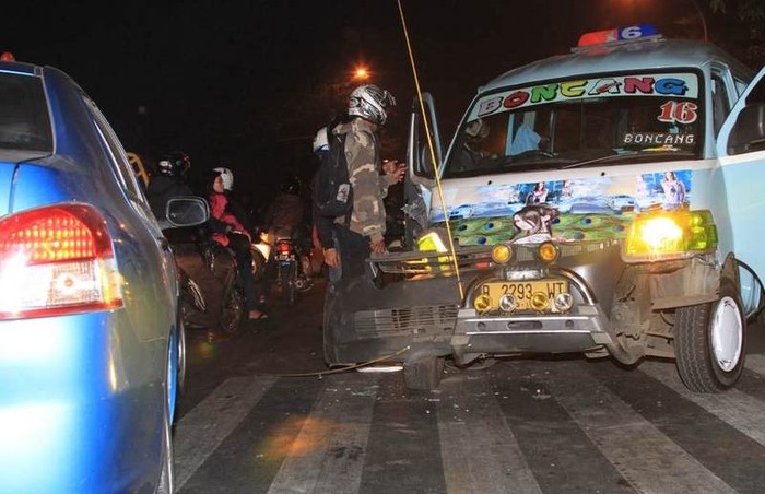 Usai Tabrak Trotoar, Angkot Ini Hantam Mobil Bermuatan Kelapa Sawit