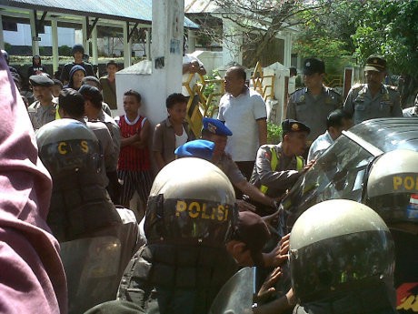 Pelantikan Anggota DPRD Sultra Nyaris Batal karena Diserang Massa