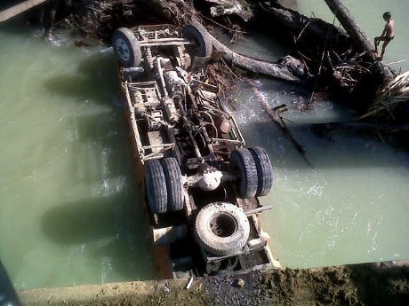 Jembatan Ambruk, Truk Terjun ke Sungai di Langkat Sumut