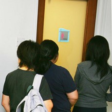 Duh! Wanita Malaysia Dijambret Saat Berada dalam Toilet Mal