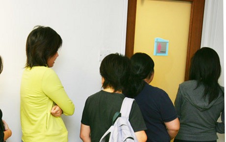 Duh! Wanita Malaysia Dijambret Saat Berada dalam Toilet Mal