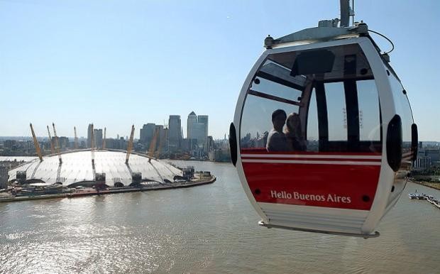 Ya Ampun! Para Turis Tergantung di Atas Sungai Thames