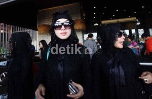 4 Seleb yang Sering Pergi Umrah