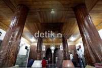 Suasana dalam inti masjid dengan 4 pilar kayu yang masih asli sejak dibuat tahun 1960. Kiri kanan masjid ini sudah menjadi pemukiman padat dan apartemen tinggi, Apartemen Casablanca. Akses jalan senggol tidak bisa dihindari. Bagi yang belum paham Jakarta, akan kesulitan mencari alamat masjid ini.