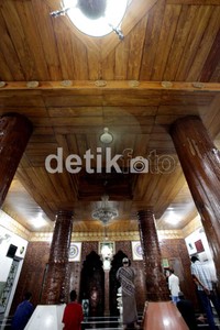 Awalnya, masjid tersebut hanya sebuah mushola/surau. Sempat beberapa kali mengalami pemugaran hingga akhirnya terlihat cantik. Ruangan utama yang digunakan sebagai tempat beribadah sekitar 8 x 5 meter. Namun yang membuat unik adalah desain kayu yang masih kuat dan perlengkapan jadul seperti lampu gantung klasik.